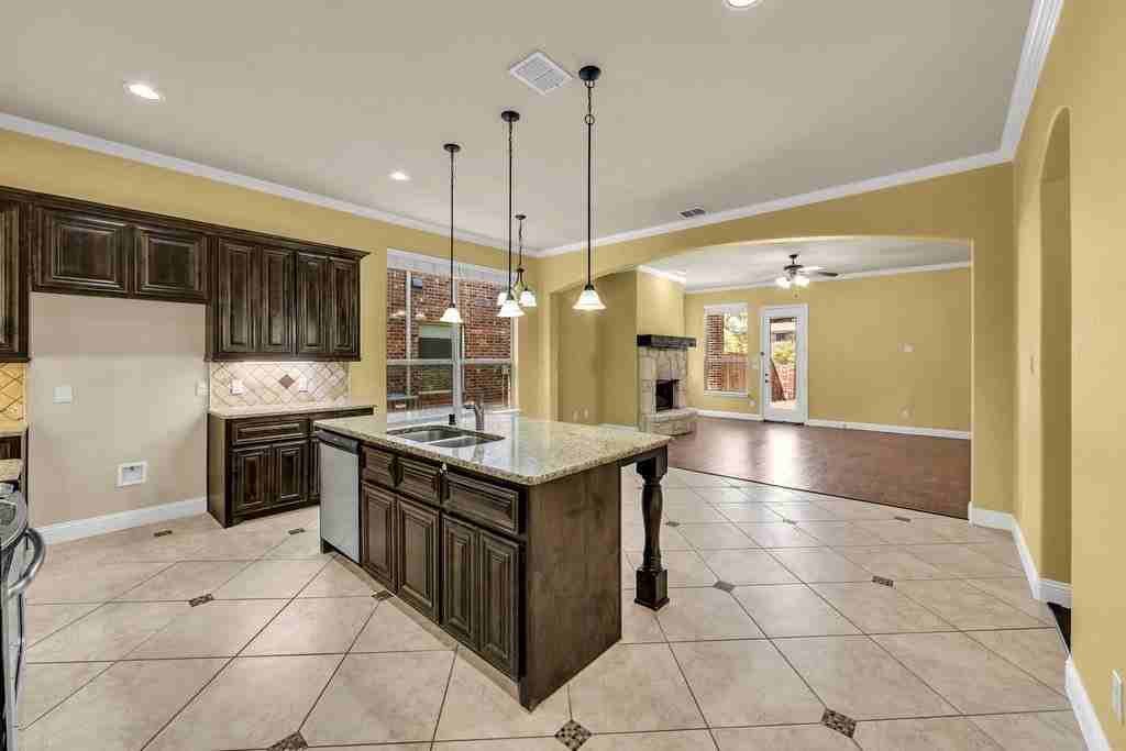1721 Medina Ln - Photo 5 of 23