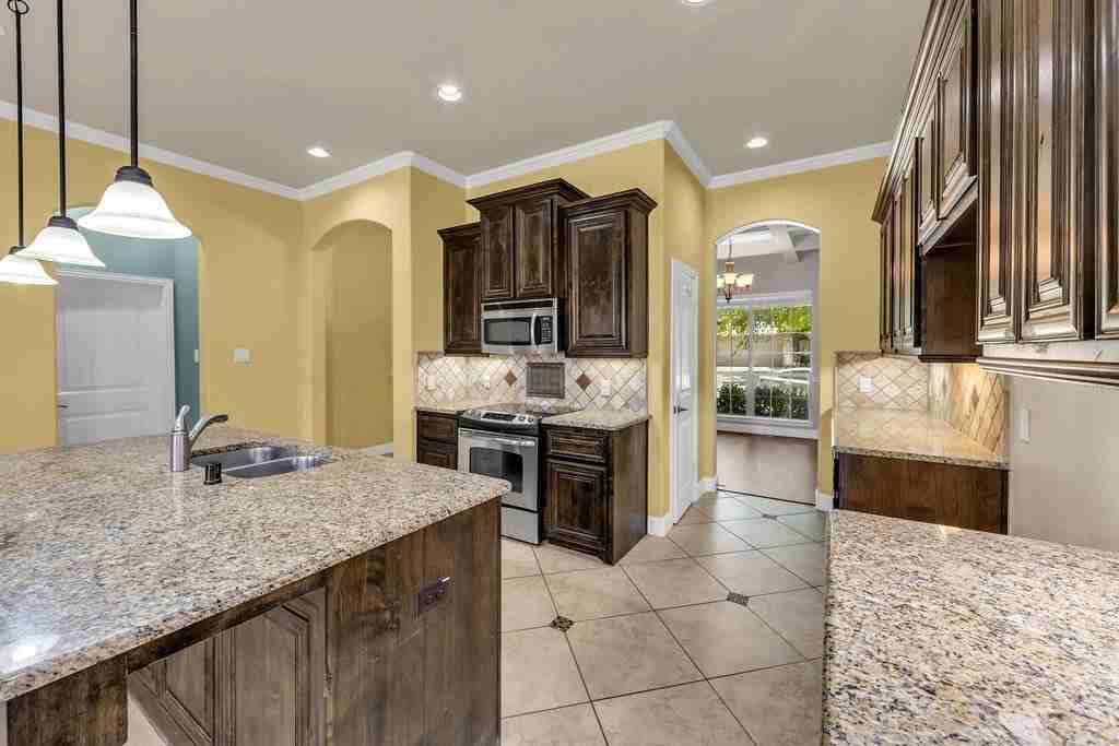 1721 Medina Ln - Photo 6 of 23