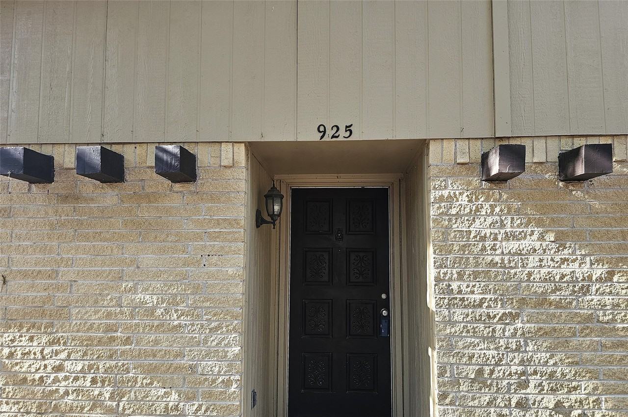 925 Whitehall Dr - Photo 2 of 29