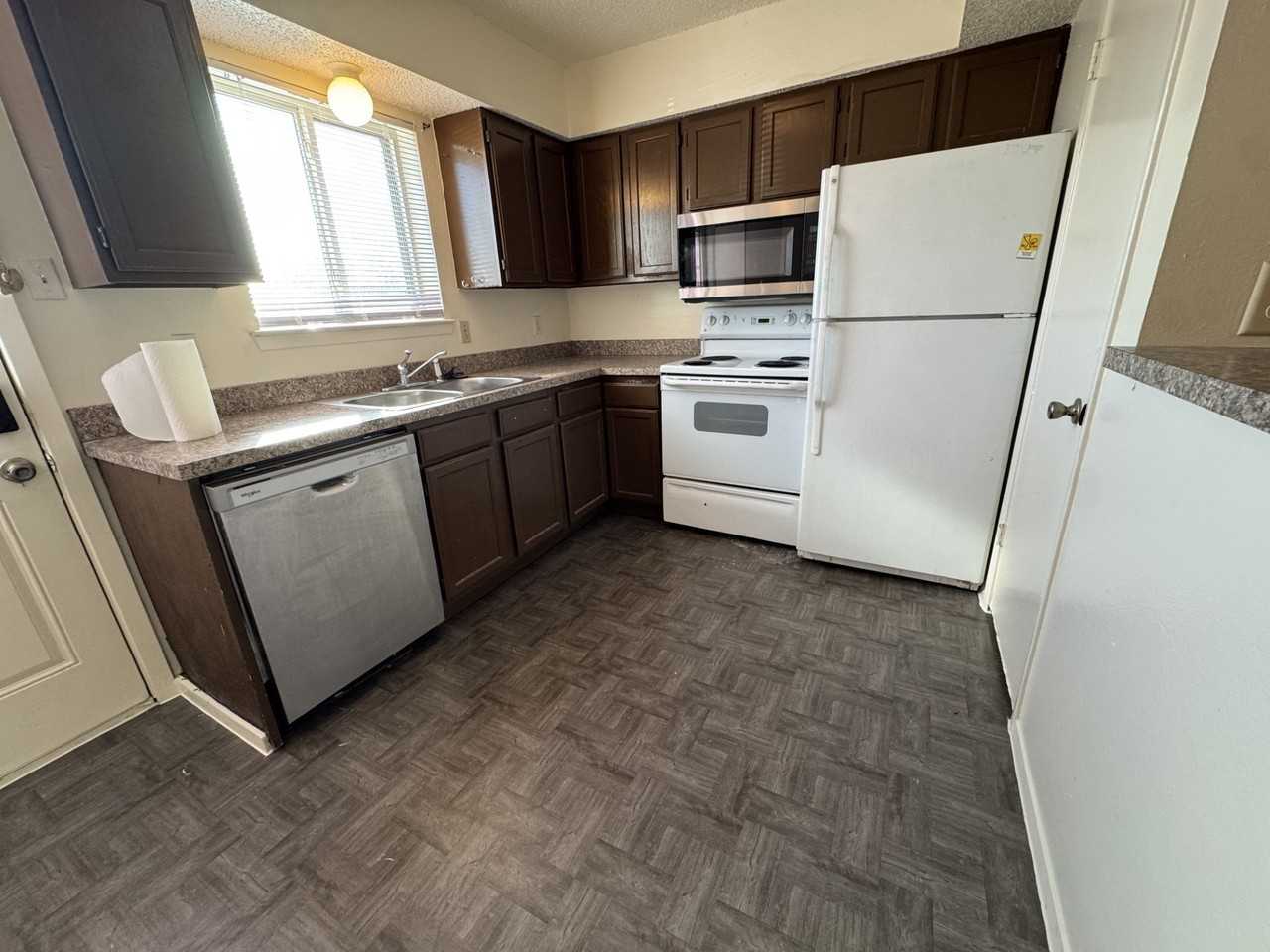 2802 Wimbledon Ct #D - Photo 3 of 13