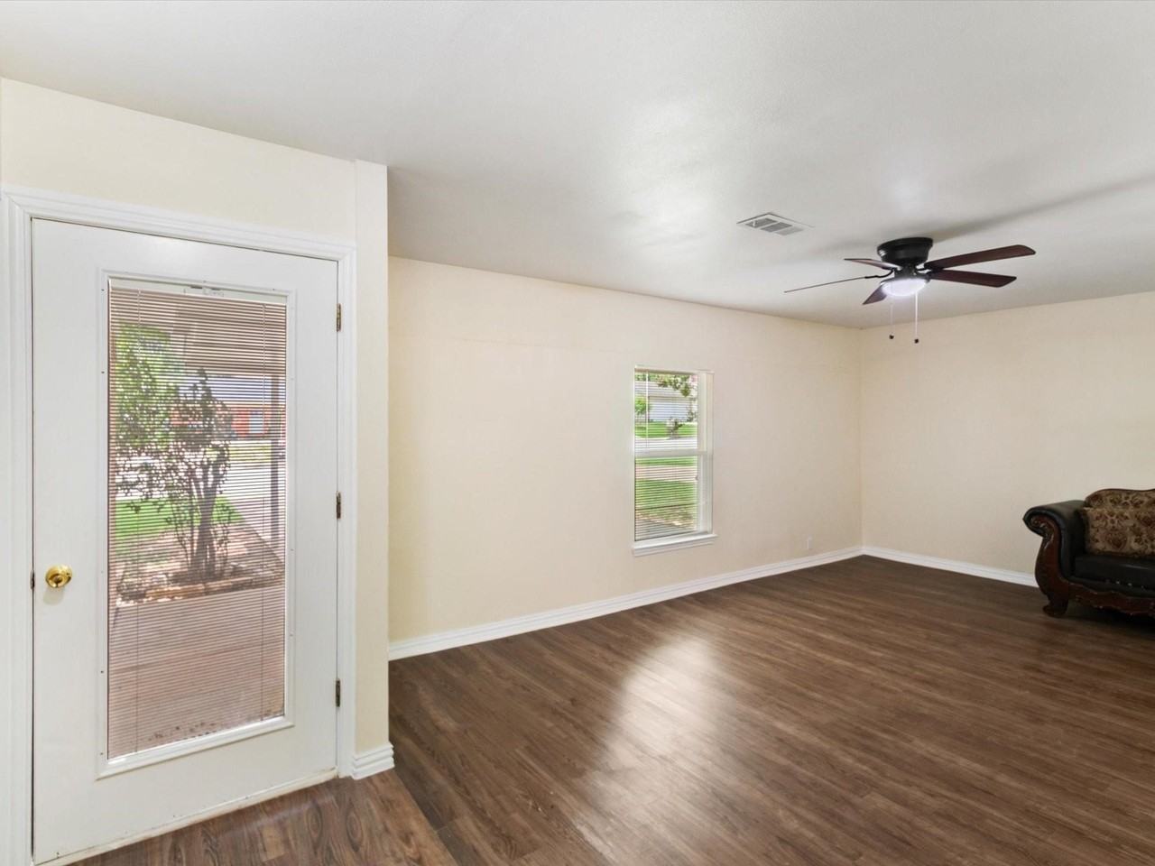 4901 Richardson St - Photo 4 of 25