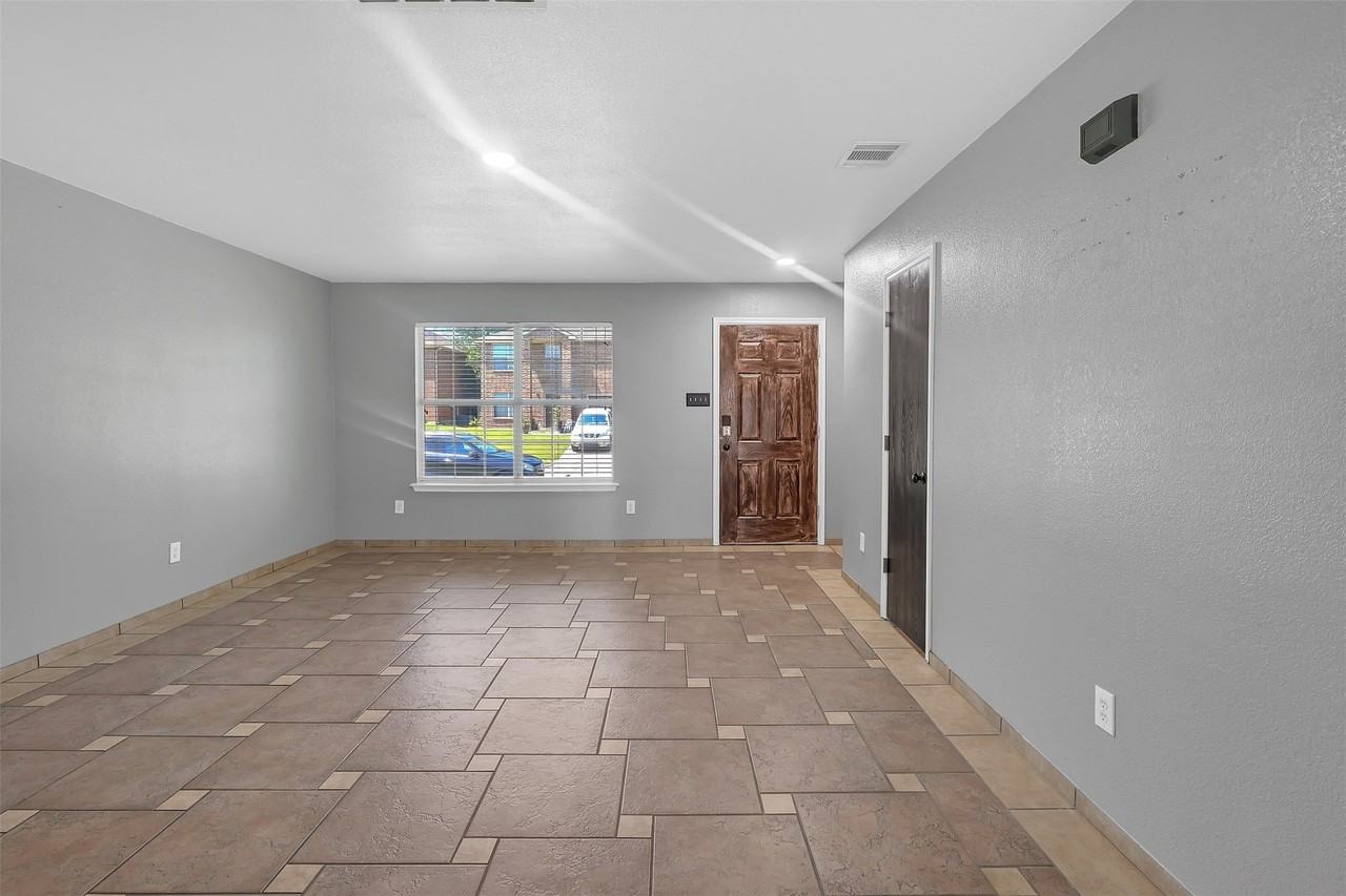 8109 Zephyr Ct - Photo 2 of 26