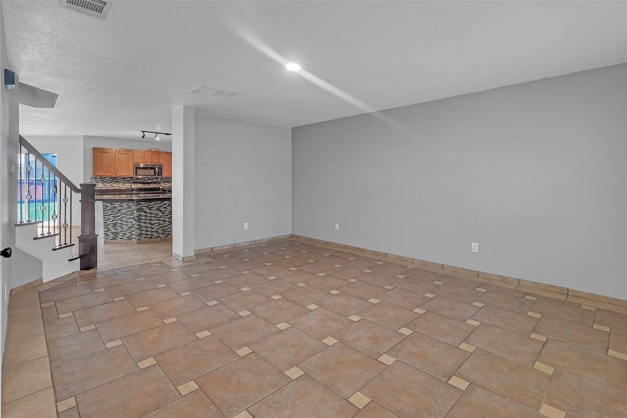 8109 Zephyr Ct - Photo 3 of 26