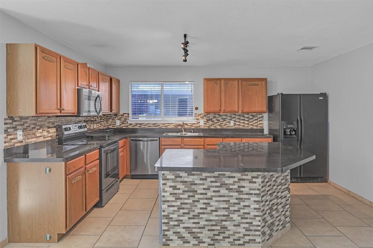 8109 Zephyr Ct - Photo 5 of 26