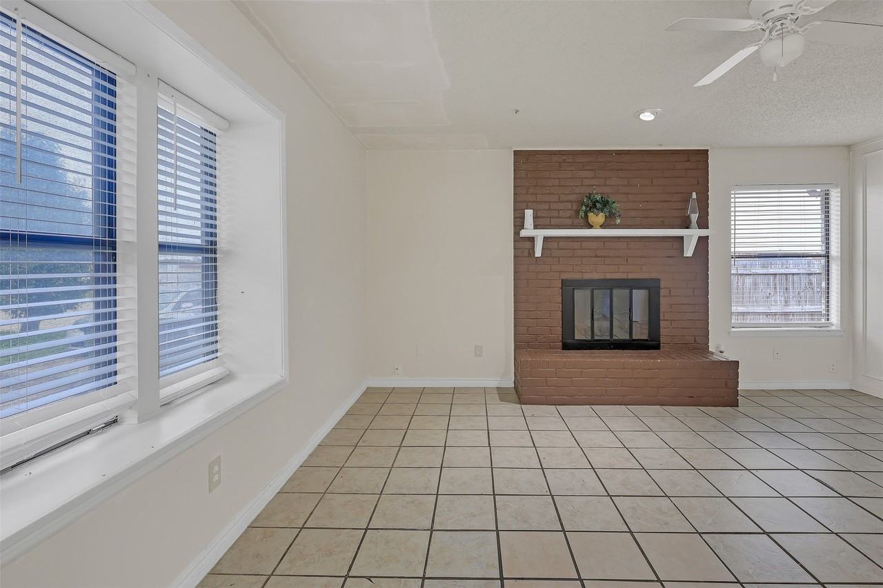 919 Southmoor Dr - Photo 2 of 16