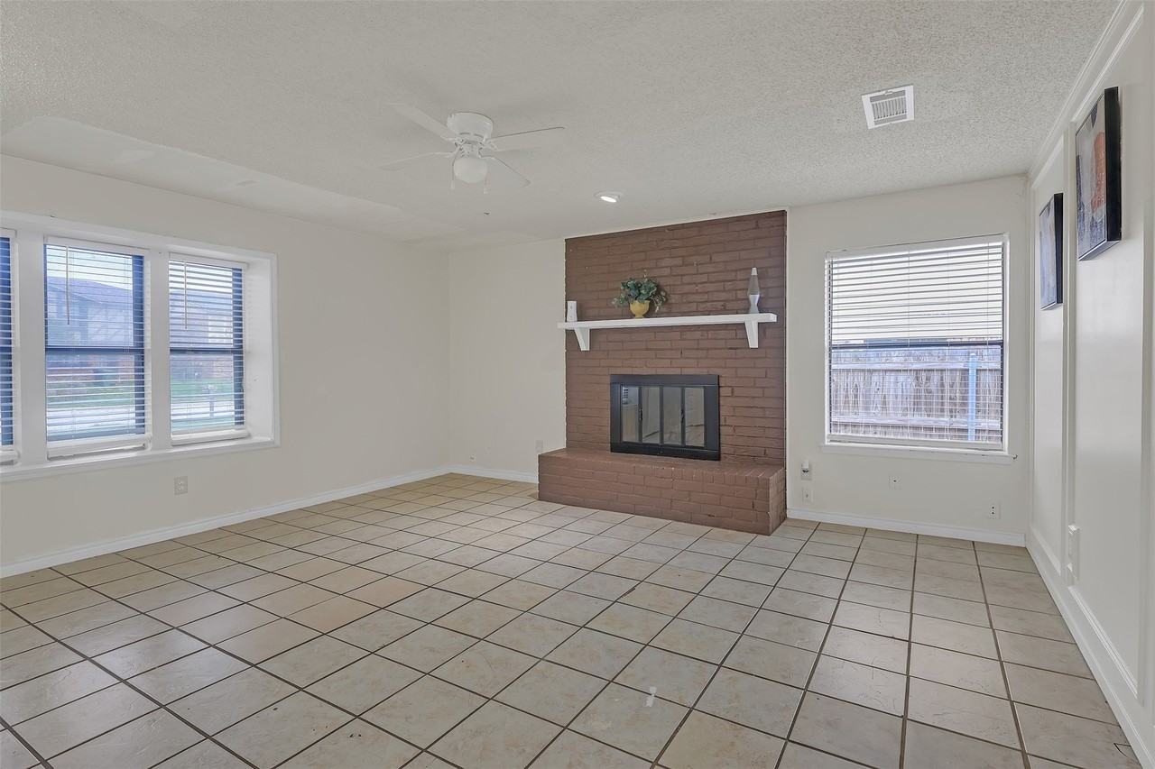 919 Southmoor Dr - Photo 3 of 16