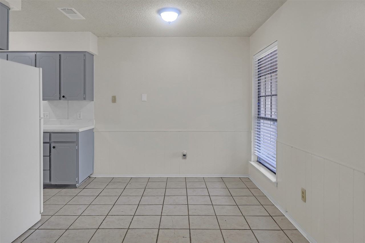 919 Southmoor Dr - Photo 5 of 16