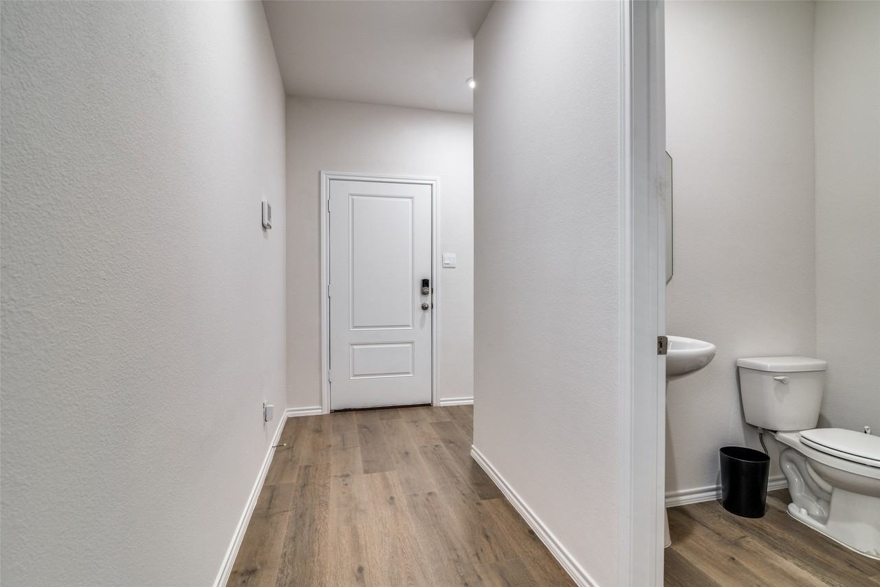 808 Country Rd - Photo 2 of 24