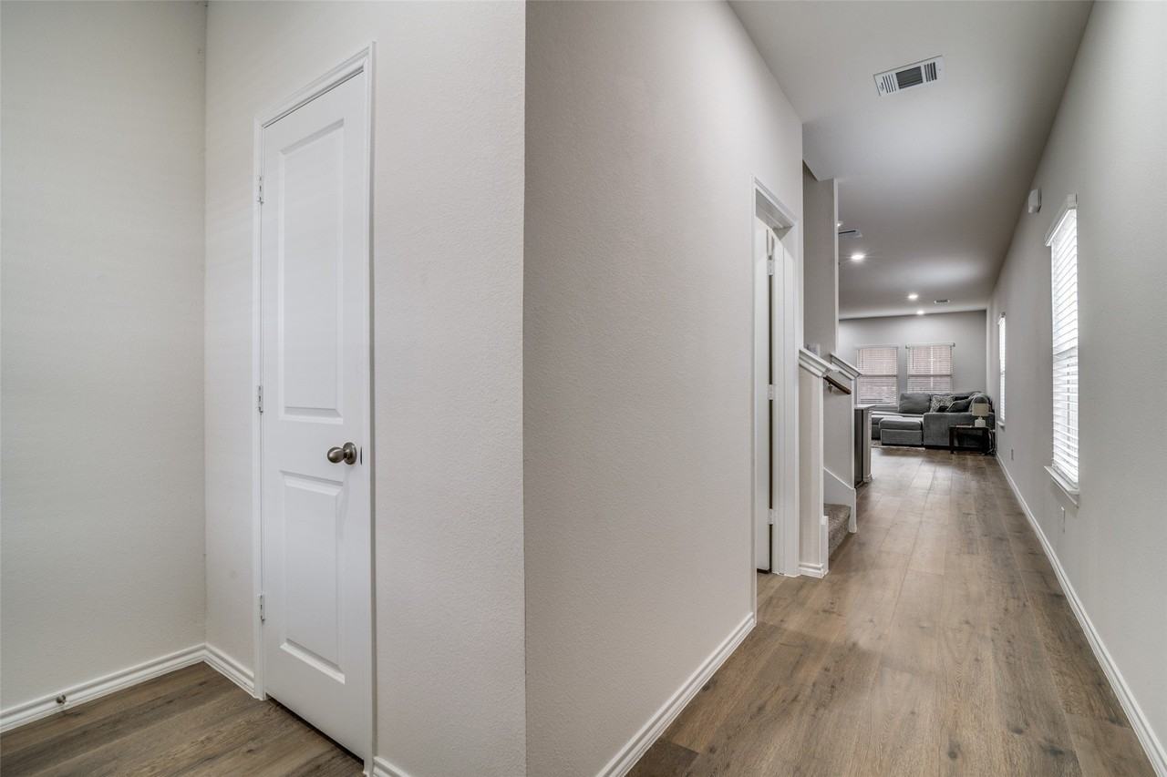 808 Country Rd - Photo 3 of 24