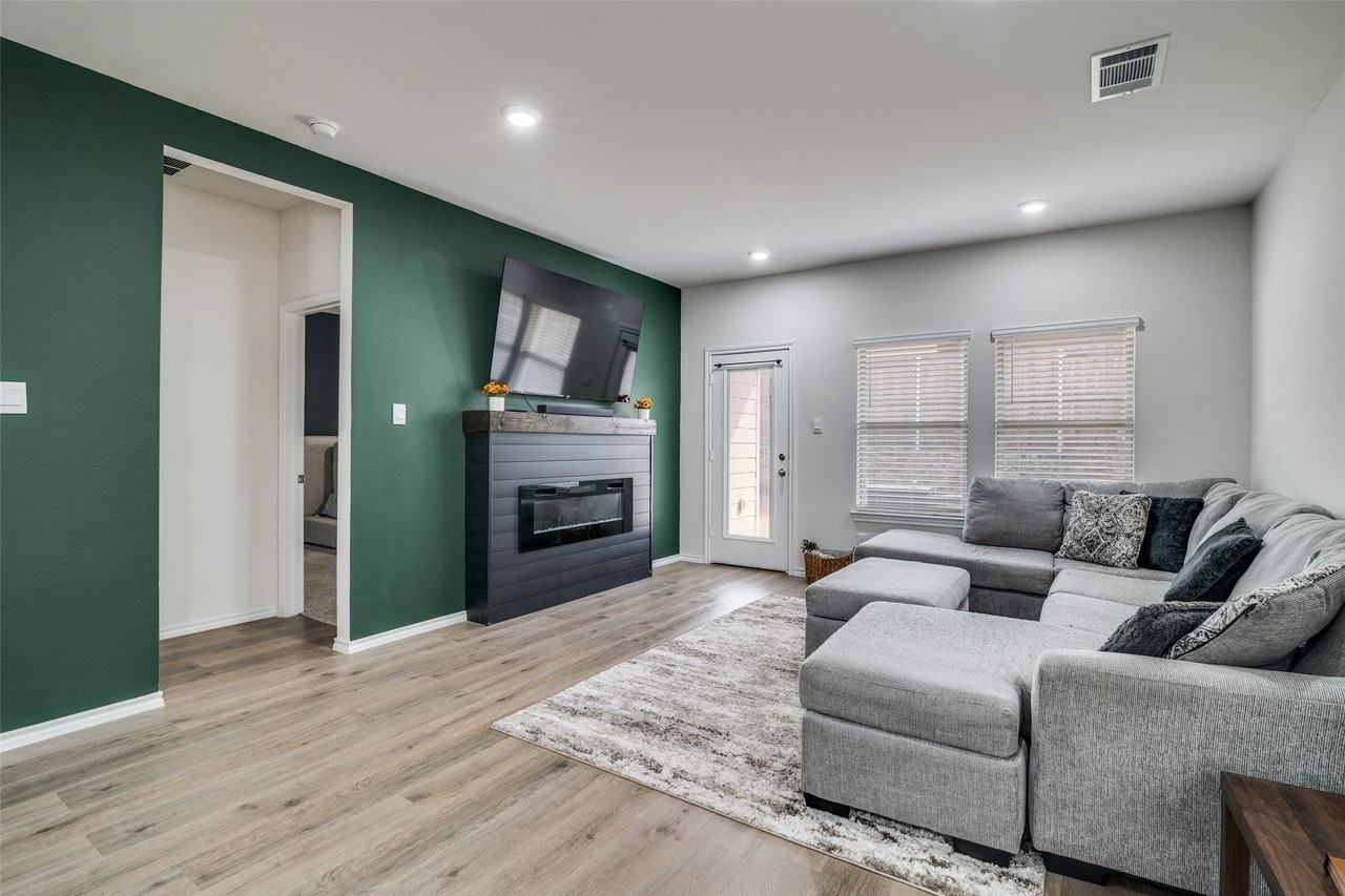 808 Country Rd - Photo 4 of 24