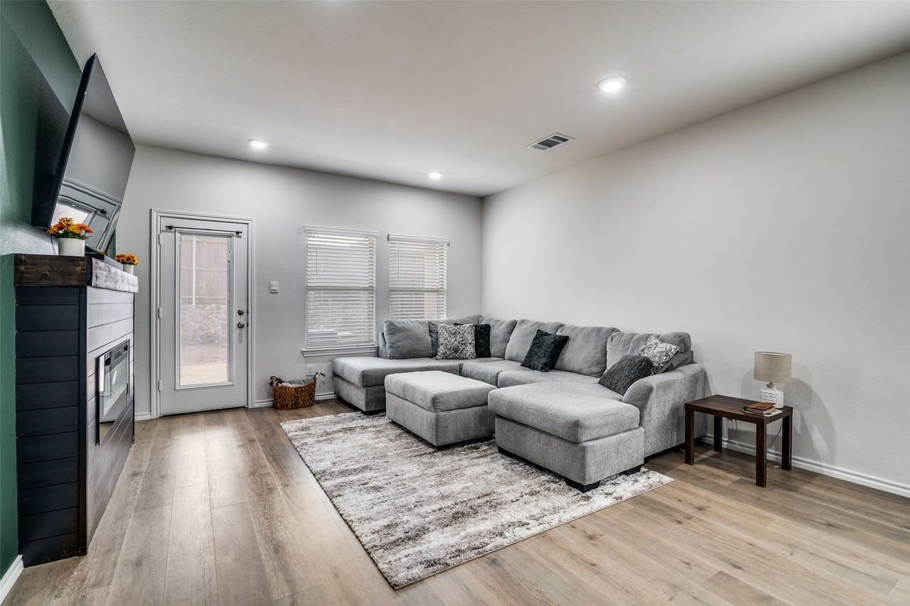 808 Country Rd - Photo 5 of 24