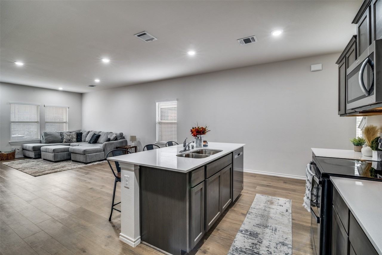 808 Country Rd - Photo 6 of 24