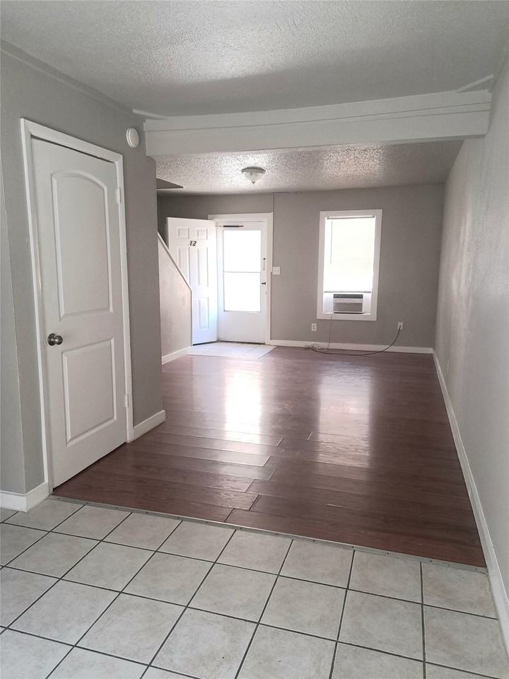 109 Mimosa St - Photo 3 of 6