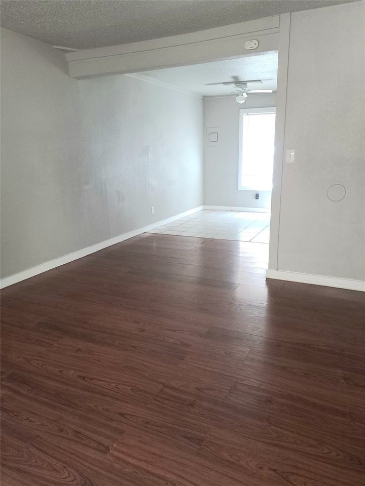 109 Mimosa St - Photo 4 of 6