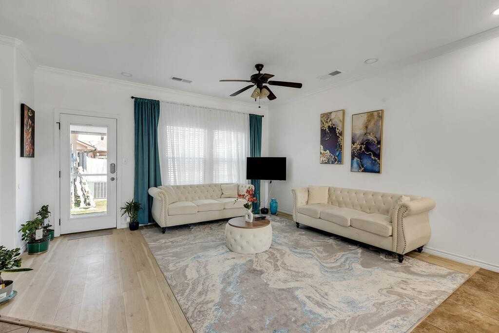 7255 Barksdale Ln - Photo 4 of 21