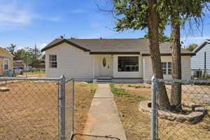 featured image of 804 W 20th St