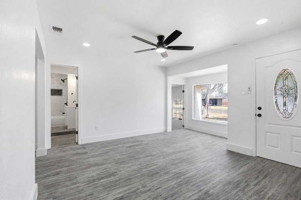 804 W 20th St - Photo 4 of 19