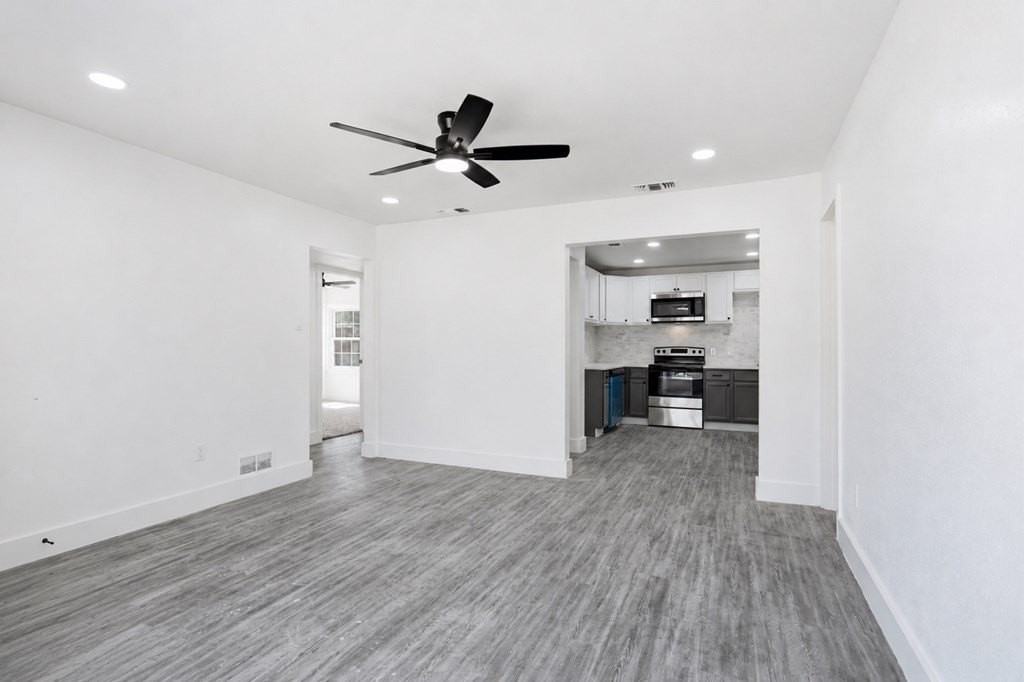 804 W 20th St - Photo 5 of 19