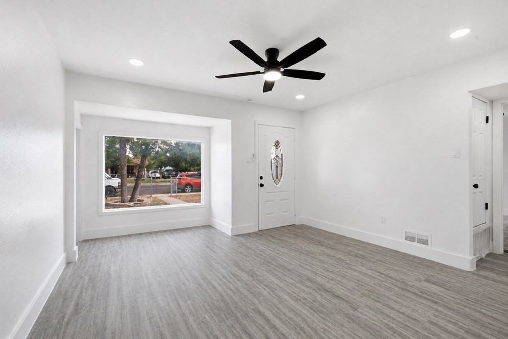804 W 20th St - Photo 6 of 19