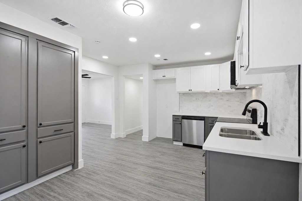 804 W 20th St - Photo 7 of 19