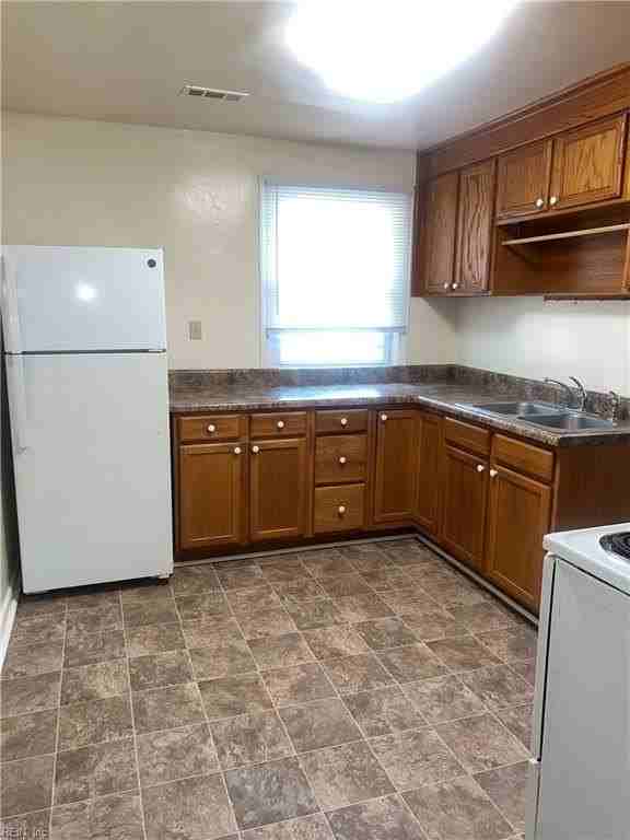 9240 Buckman Ave - Photo 5 of 12