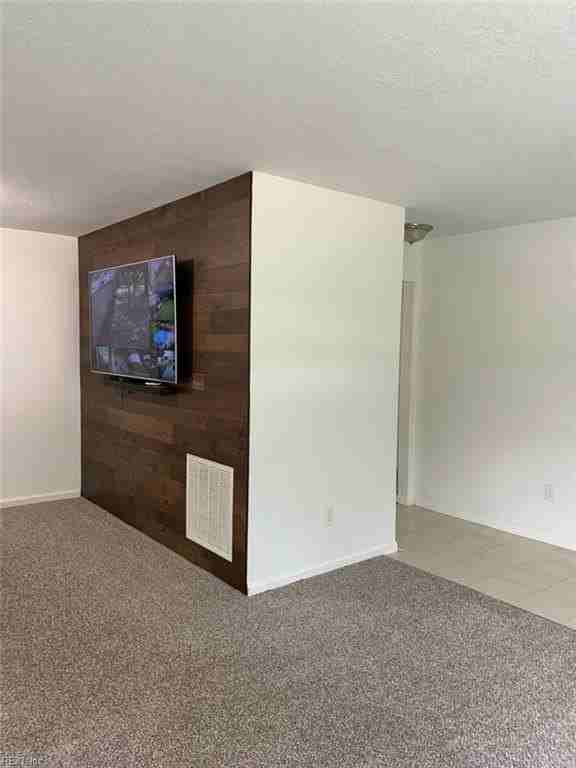 1013 White Oak Ct S - Photo 5 of 33