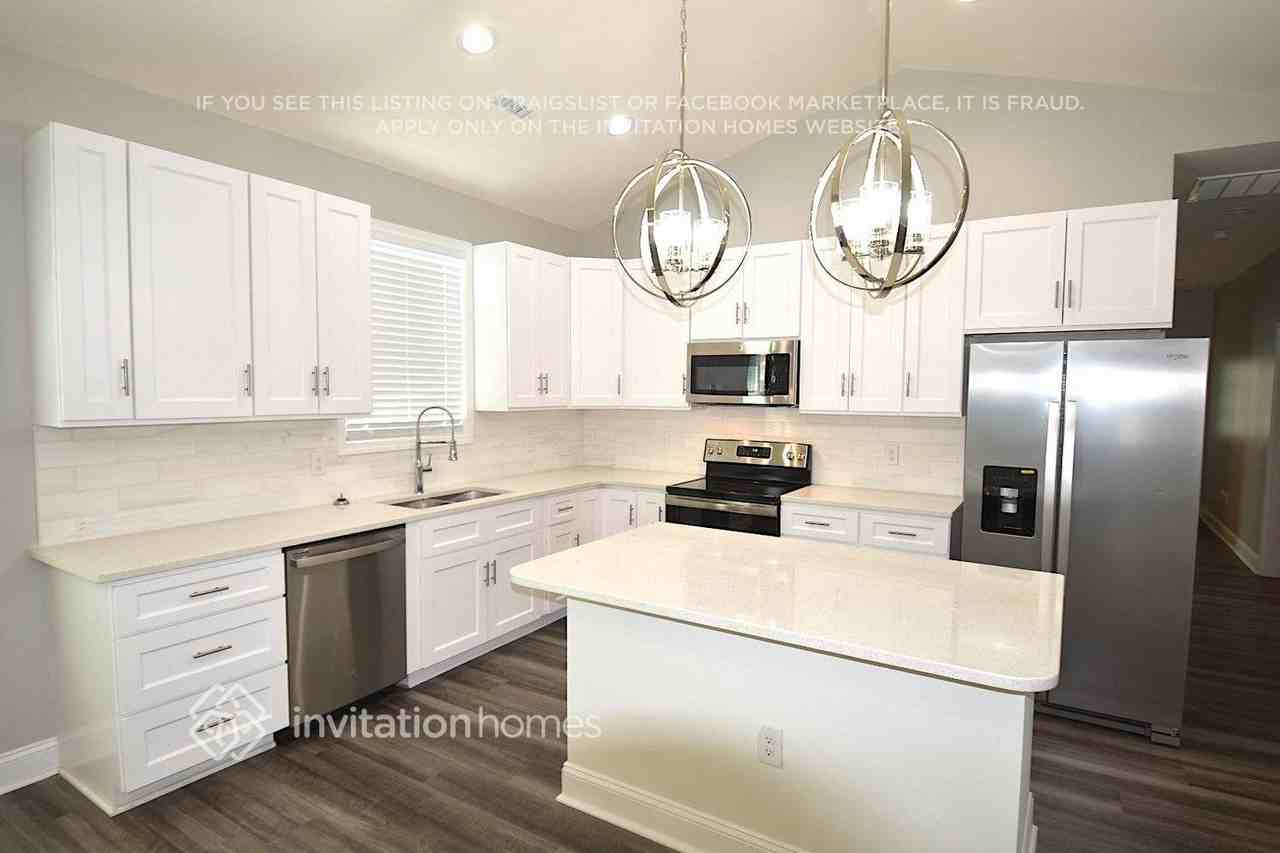 305 W Watson St - Photo 4 of 11
