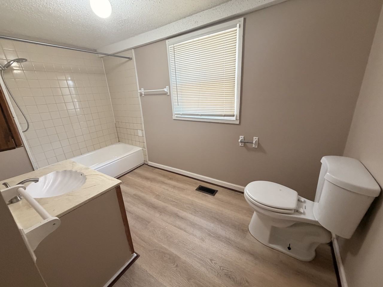 518 N Poplar St #1 - Photo 6 of 10