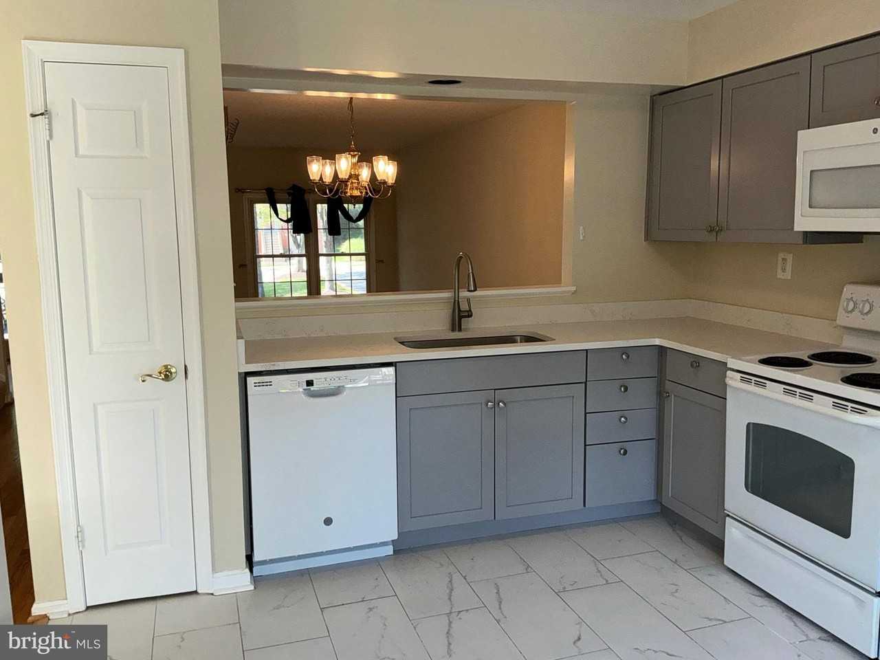 1311 Templeton Pl - Photo 6 of 39