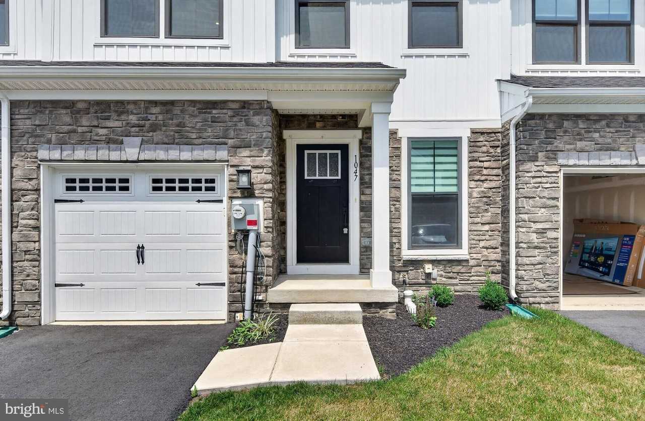 1047 Watson Ct - Photo 4 of 49