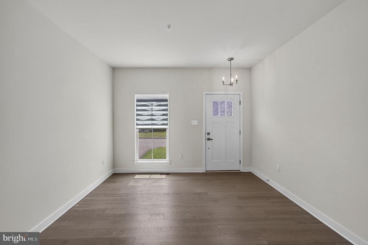 1047 Watson Ct - Photo 5 of 49