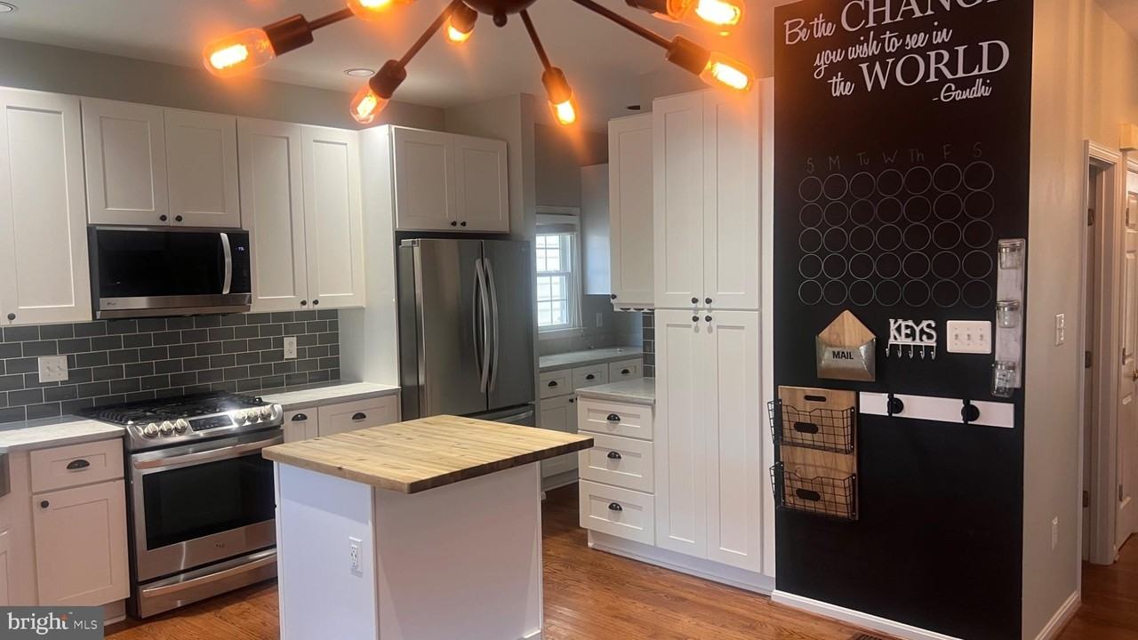 20409 Plainfield St - Photo 2 of 15