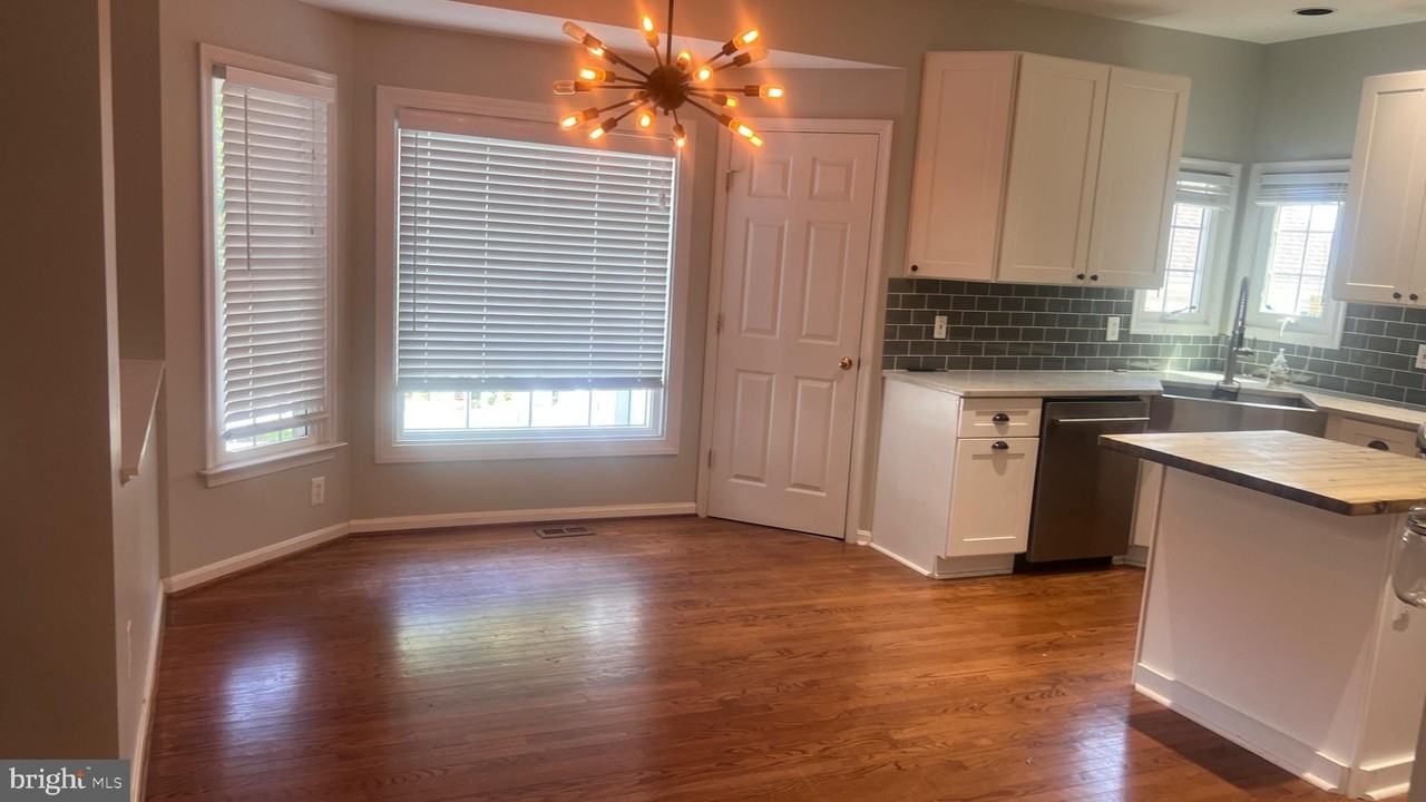 20409 Plainfield St - Photo 4 of 15