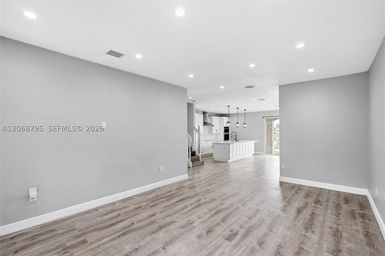 15411 Sw 9th Way #0 - Photo 6 of 46