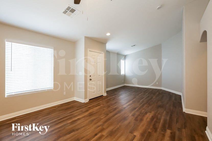 9012 Iron Hitch Ave - Photo 3 of 15