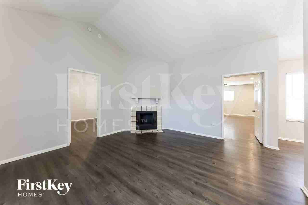 13269 N 56th Ave - Photo 2 of 16