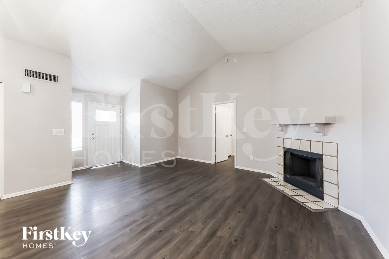 13269 N 56th Ave - Photo 3 of 16