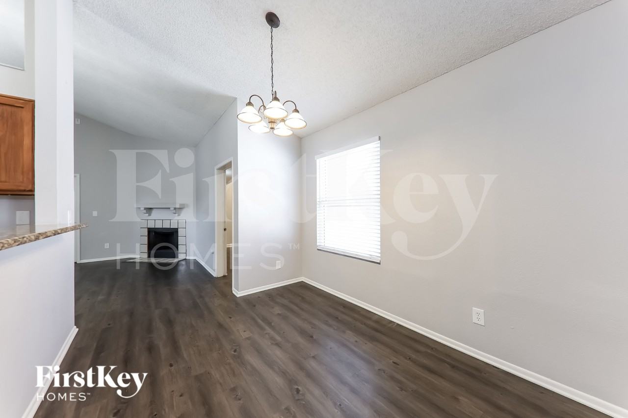 13269 N 56th Ave - Photo 4 of 16