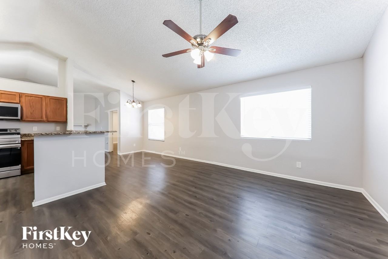 13269 N 56th Ave - Photo 5 of 16