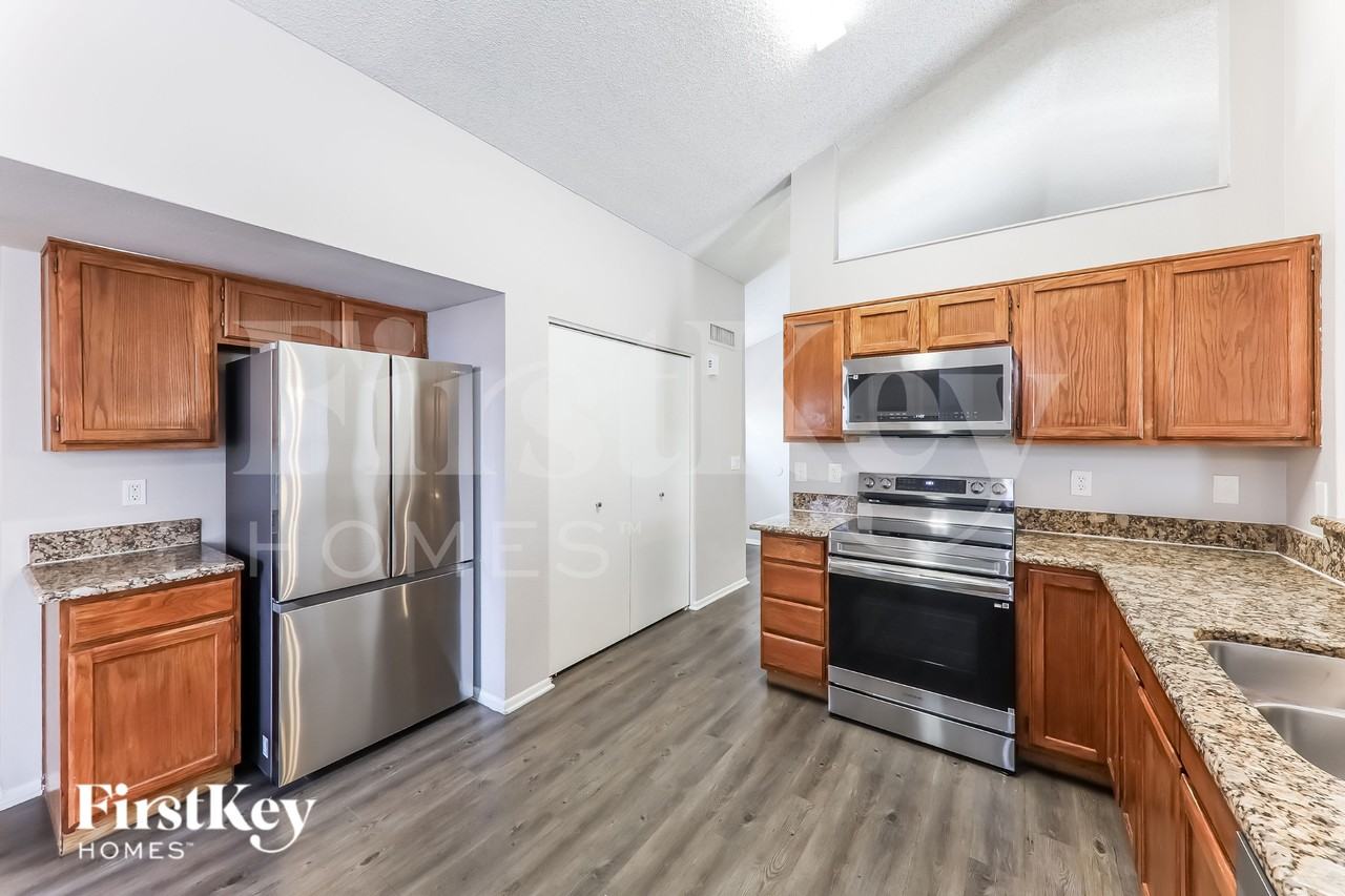 13269 N 56th Ave - Photo 6 of 16