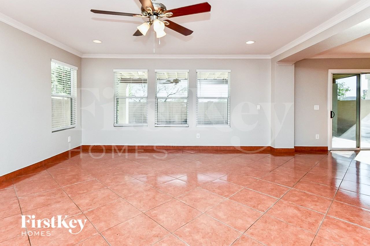 1499 W Beantree Ln - Photo 2 of 15