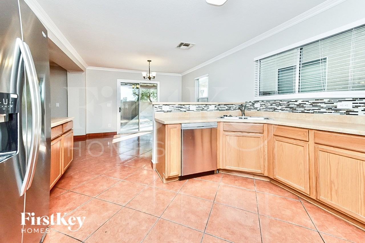 1499 W Beantree Ln - Photo 4 of 15