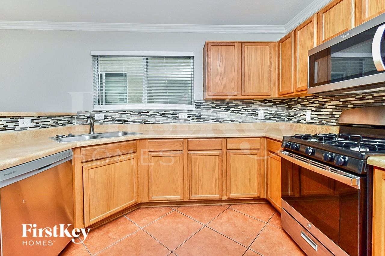 1499 W Beantree Ln - Photo 5 of 15