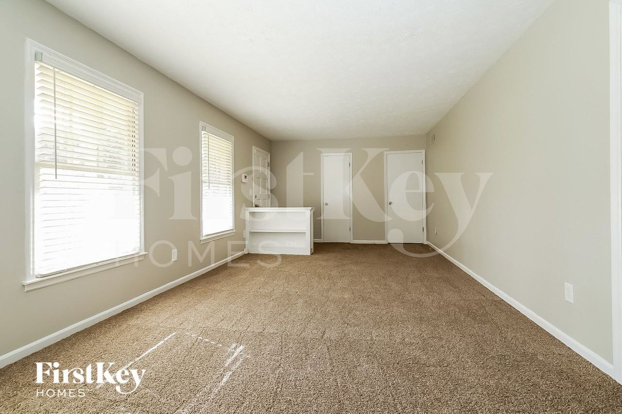 5551 Four Winds Dr Sw - Photo 3 of 15