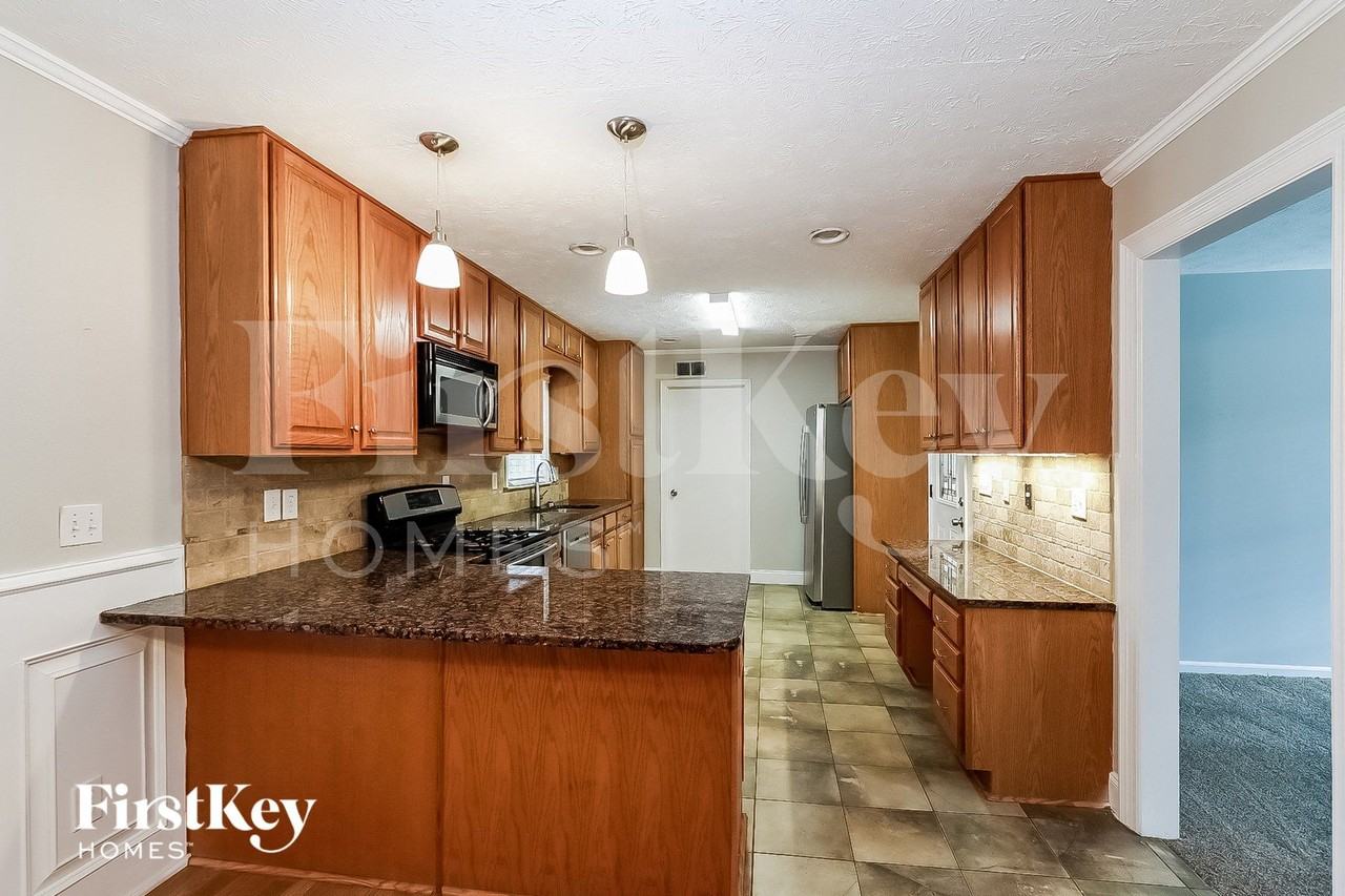 5551 Four Winds Dr Sw - Photo 5 of 15