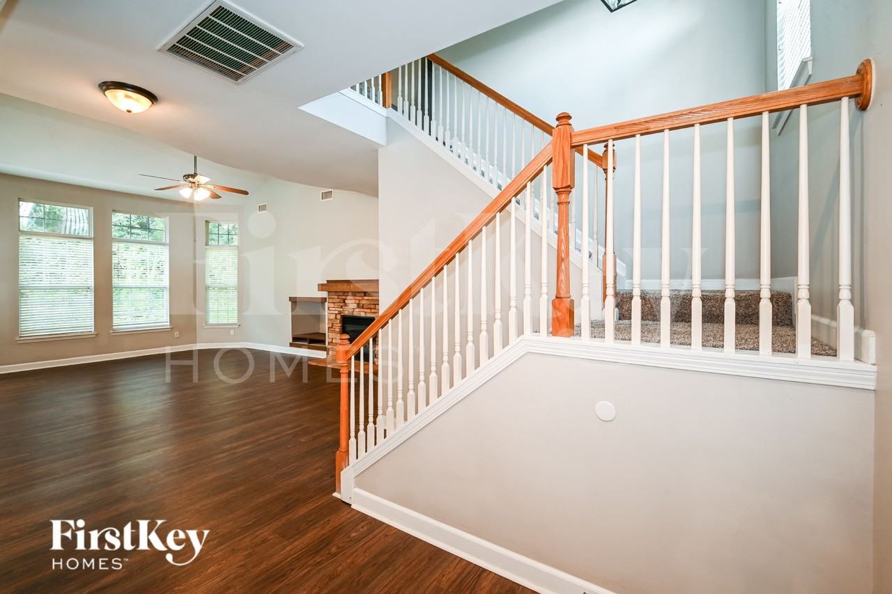 5611 Branthurst Dr - Photo 2 of 16