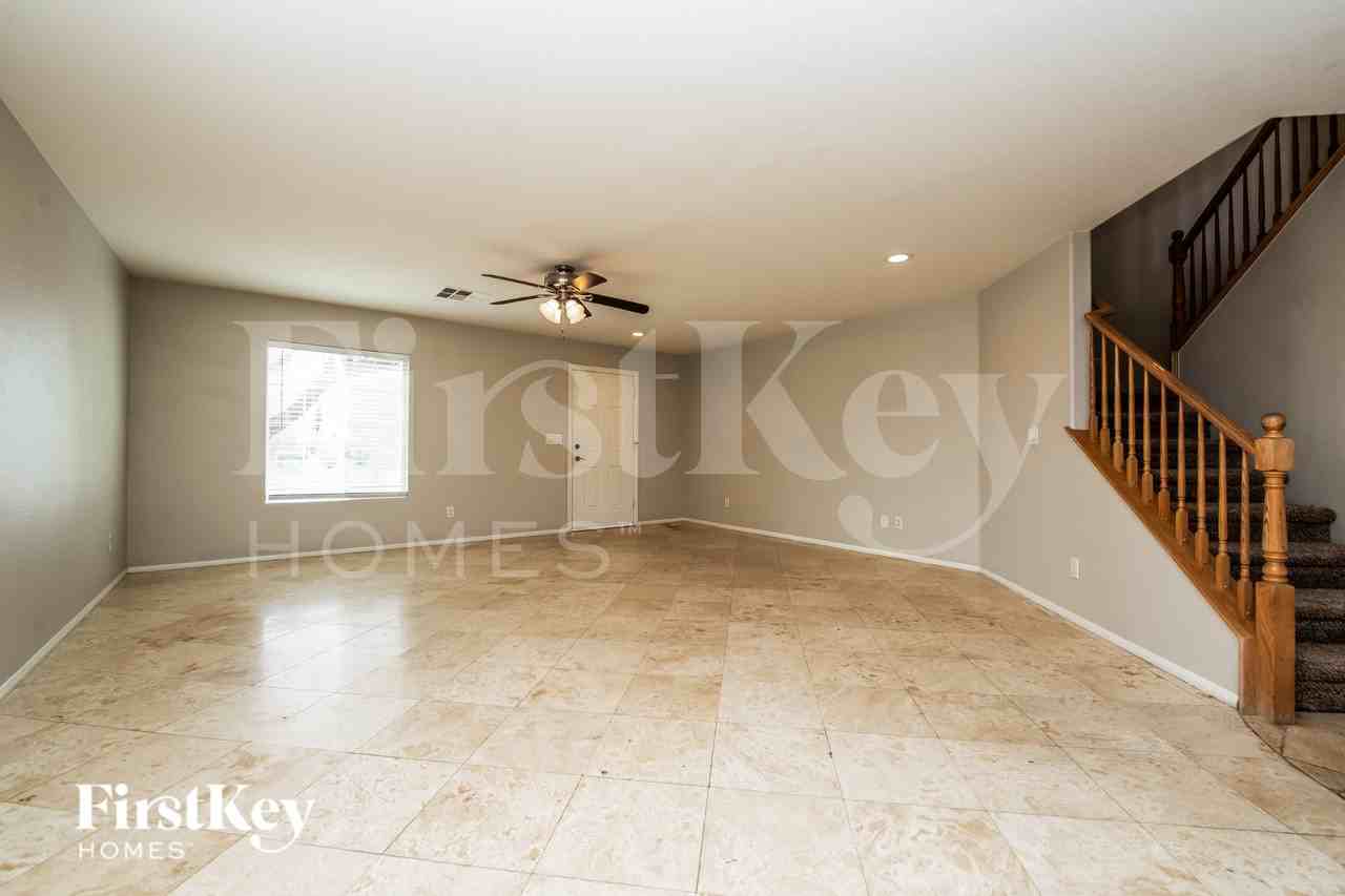 5048 Indigo Gorge Ave - Photo 3 of 16
