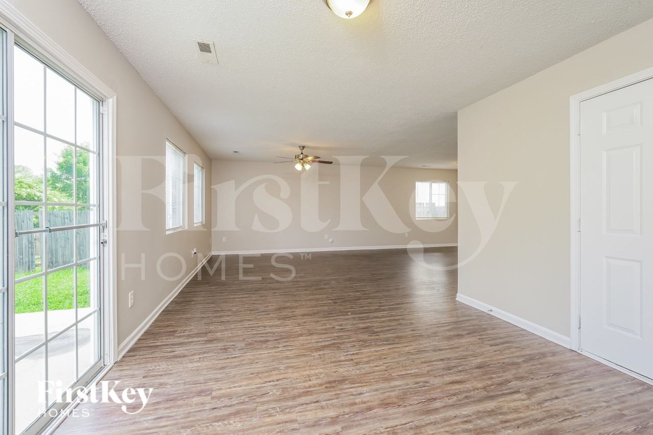 3737 Eskdale Dr - Photo 4 of 17