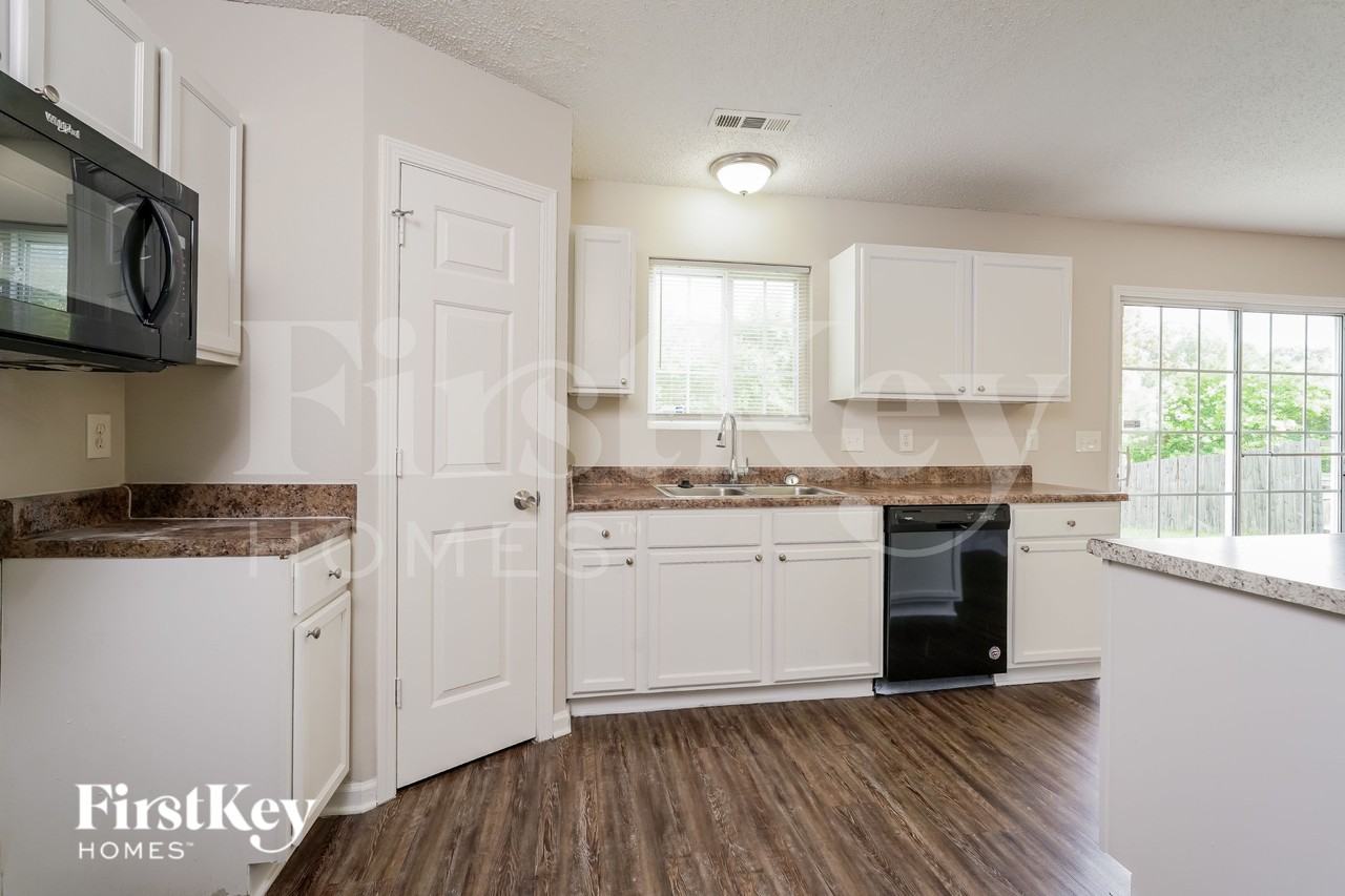 3737 Eskdale Dr - Photo 6 of 17