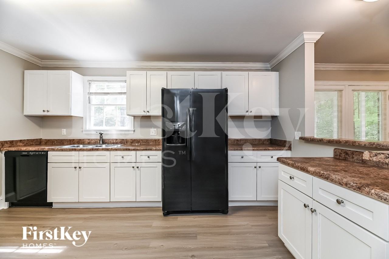 312 Rose Ln - Photo 4 of 16